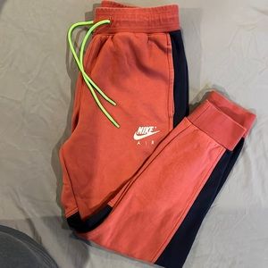 Mens Nike sweatsuit. size medium both top and bottom.